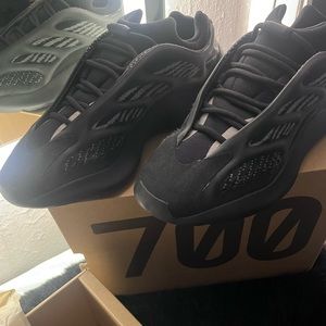 Men’s Yeezy 700’s size 9.5 black.